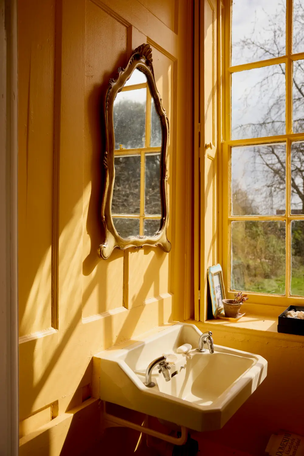 Playful and Colorful Interiors in a Grand Georgian House in the English Countryside 32 colorful-eclectic-art-filled-manor-house-england