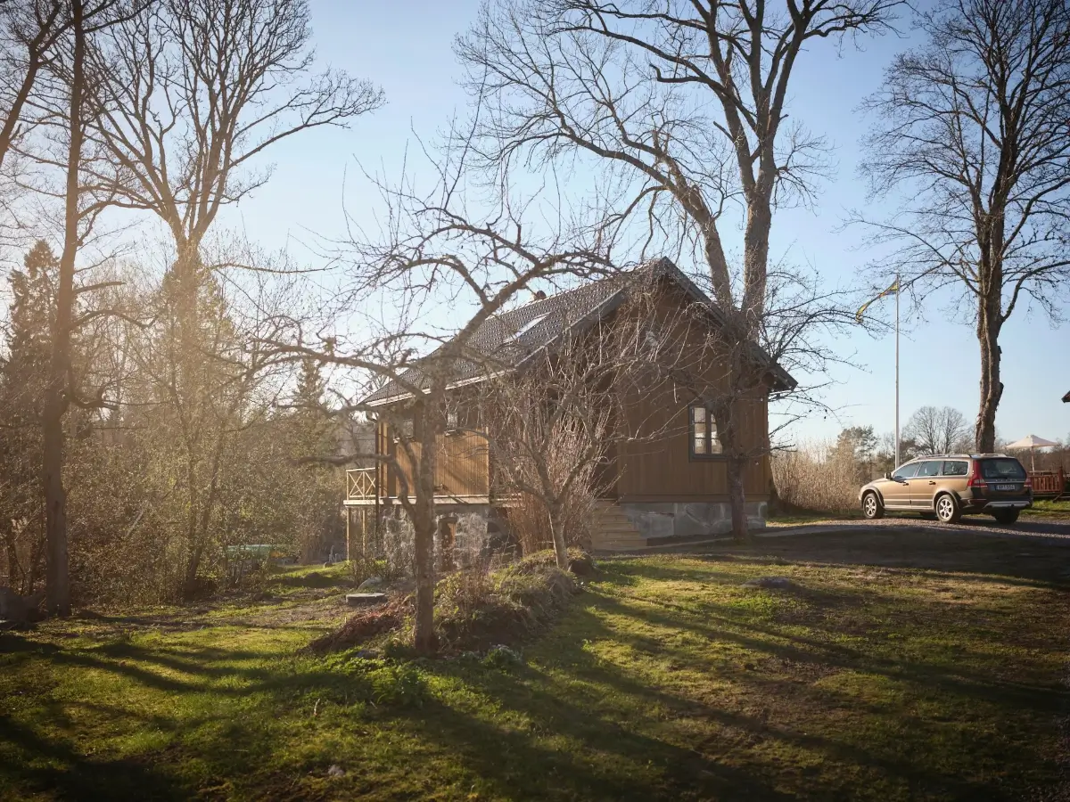 A Cozy Wooden Guest House with a Brick Floor at a Swedish Country Estate 33 cozy-guesthouse-stone-floor-wallpaper-swedish-island-home-nordroom