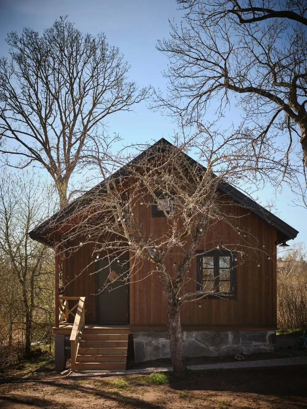 A Cozy Wooden Guest House with a Brick Floor at a Swedish Country Estate 35 cozy-guesthouse-stone-floor-wallpaper-swedish-island-home-nordroom