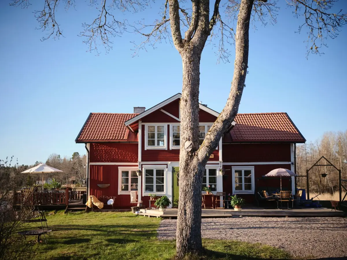 A Cozy Wooden Guest House with a Brick Floor at a Swedish Country Estate 38 cozy-guesthouse-stone-floor-wallpaper-swedish-island-home-nordroom