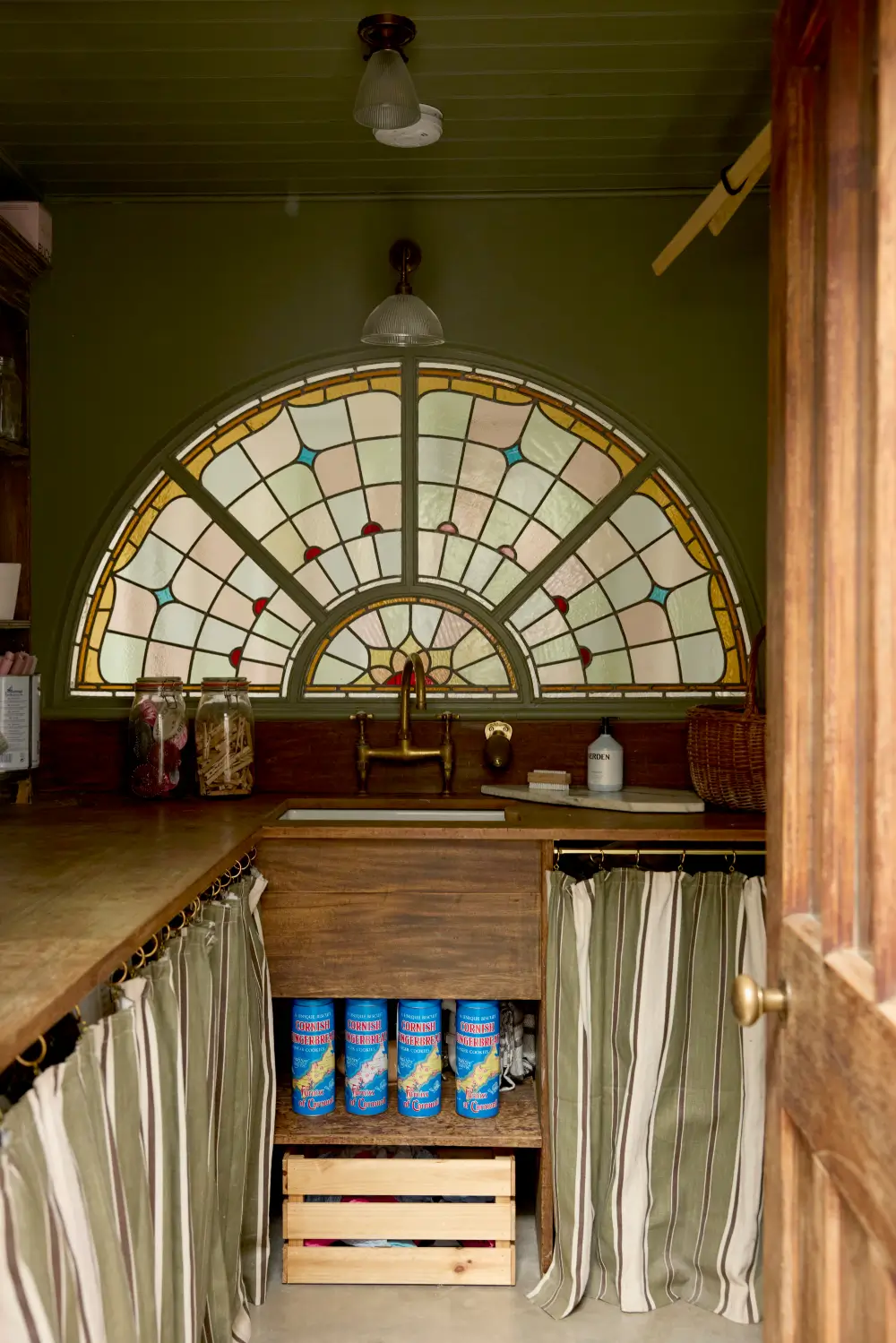 Floral Textiles, Period Details, and a Garden Oasis in a London Family Home 13 edwardian-london-townhouse-garden-oasis-buchanan-studio