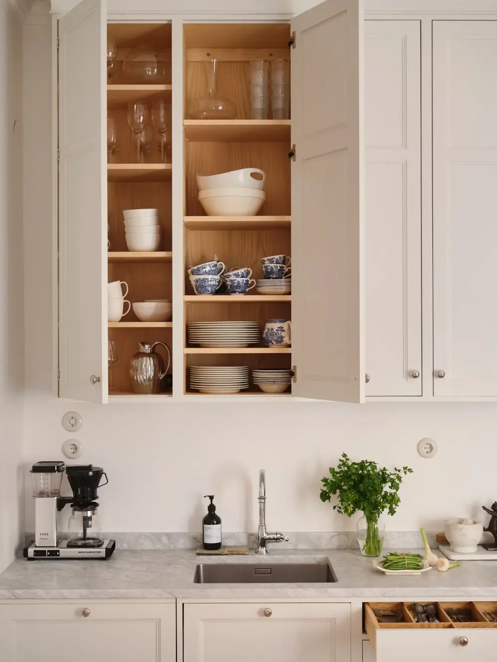 A Light Color Palette and Large Windows for a Bright Early 20th-Century Apartment 2 elegant-family-apartment-stockholm-nordroom