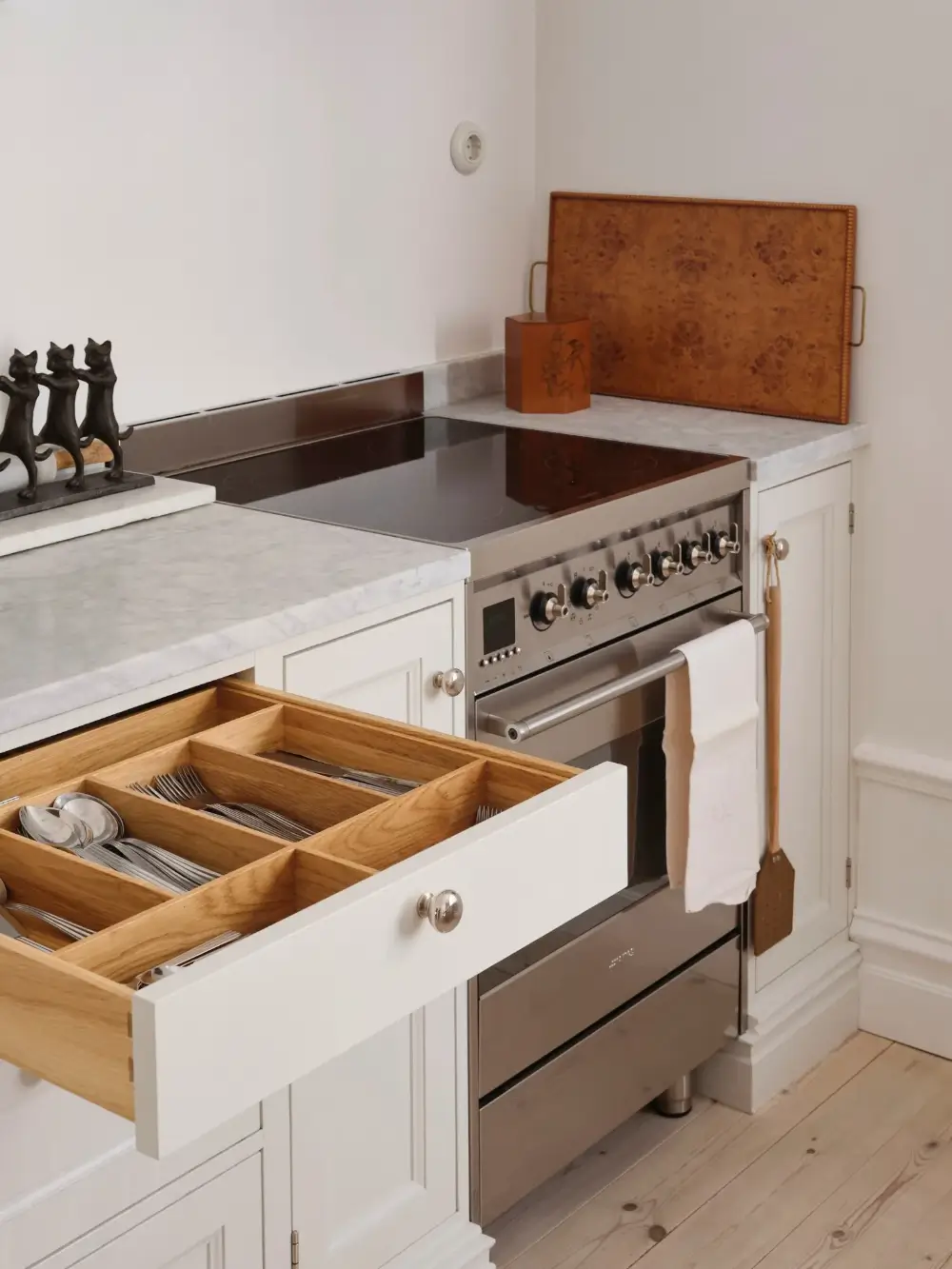 A Light Color Palette and Large Windows for a Bright Early 20th-Century Apartment 4 elegant-family-apartment-stockholm-nordroom