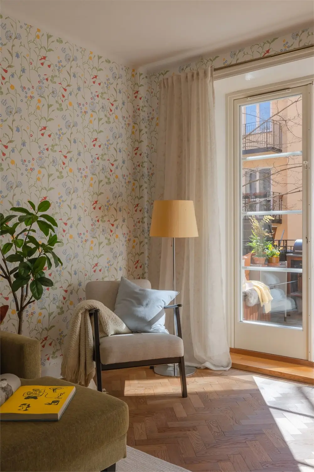 Floral Wallpaper in a Ground Floor 1930s Apartment in Stockholm 6 floral-wallpaper-ground-floor-stockholm-apartment-nordroom