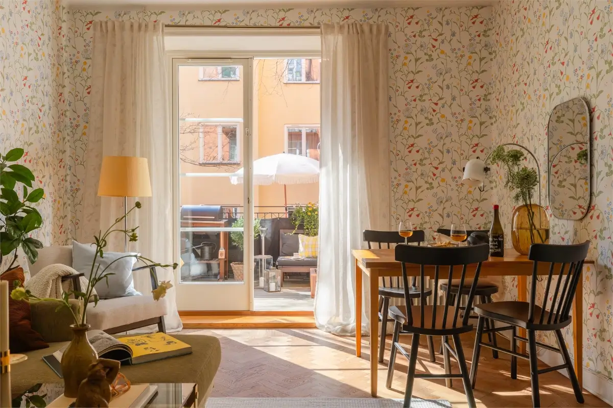 Floral Wallpaper in a Ground Floor 1930s Apartment in Stockholm 4 floral-wallpaper-ground-floor-stockholm-apartment-nordroom