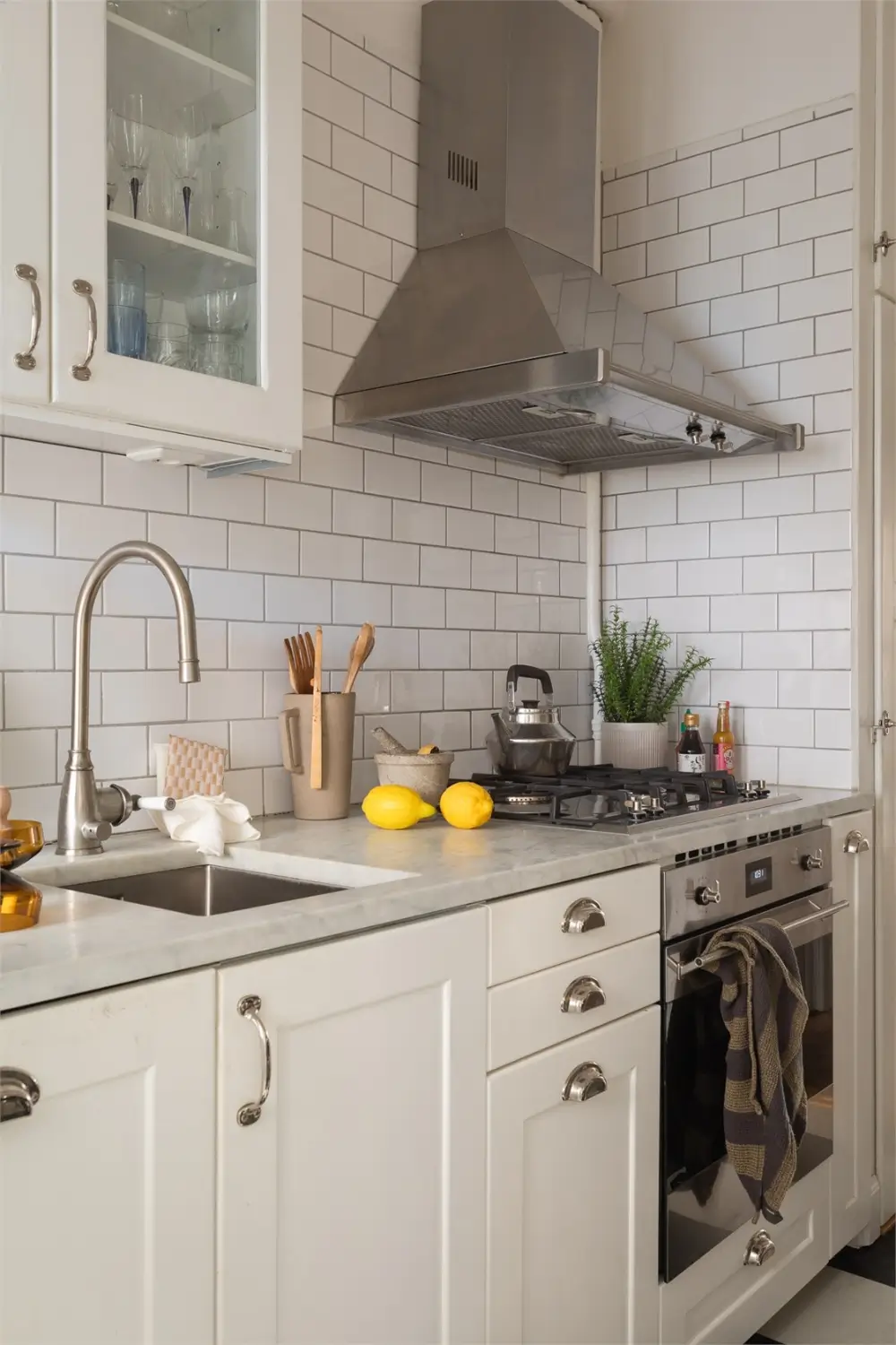 Floral Wallpaper in a Ground Floor 1930s Apartment in Stockholm 21 floral-wallpaper-ground-floor-stockholm-apartment-nordroom