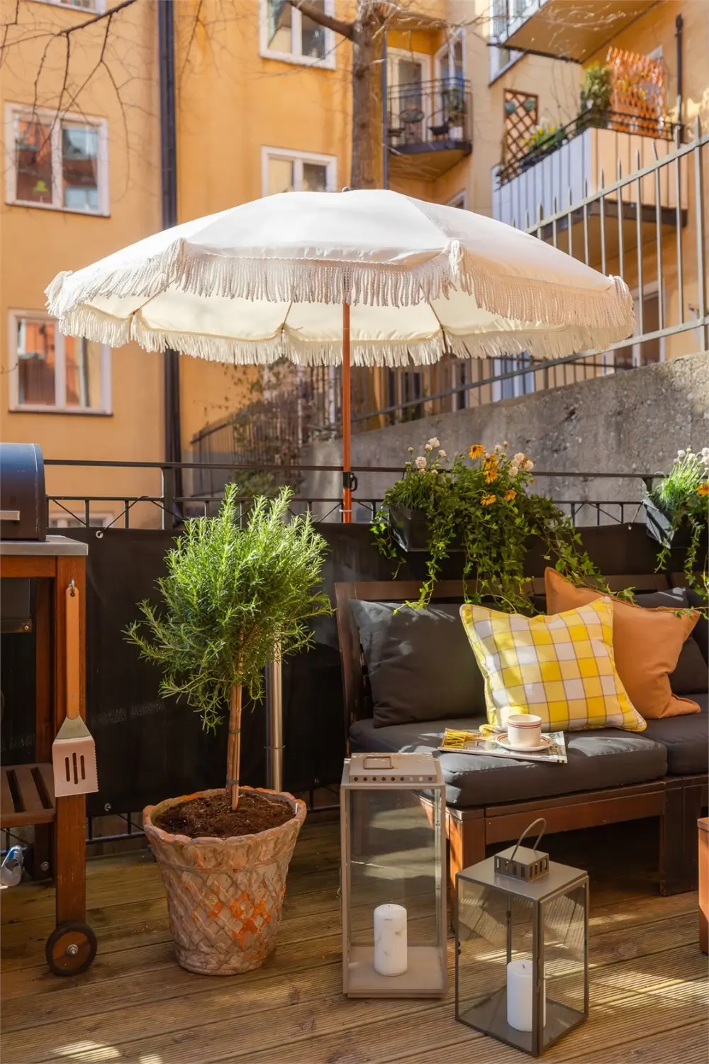 Floral Wallpaper in a Ground Floor 1930s Apartment in Stockholm 9 floral-wallpaper-ground-floor-stockholm-apartment-nordroom