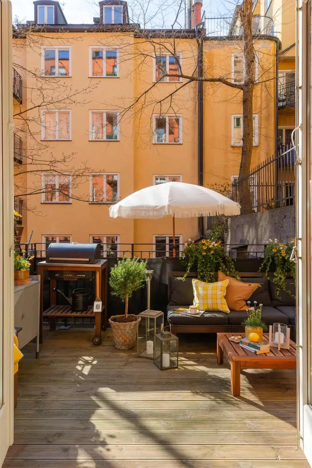 Floral Wallpaper in a Ground Floor 1930s Apartment in Stockholm 8 floral-wallpaper-ground-floor-stockholm-apartment-nordroom