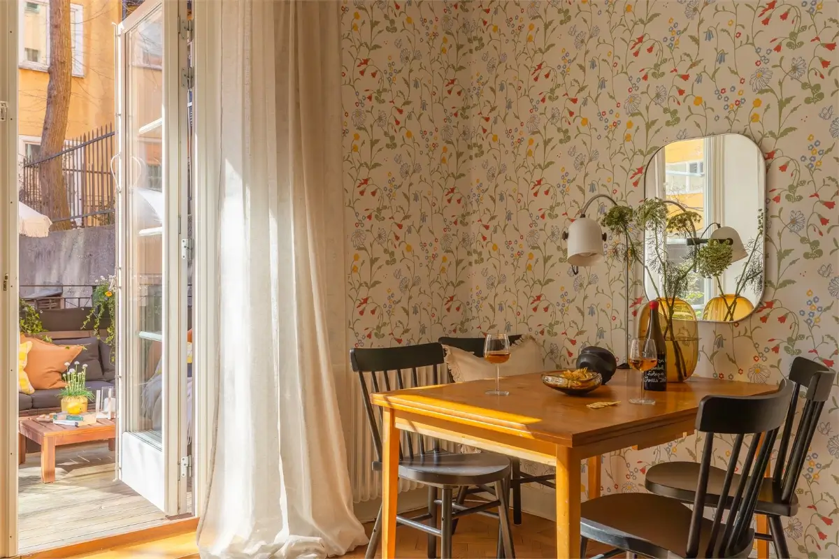 Floral Wallpaper in a Ground Floor 1930s Apartment in Stockholm 5 floral-wallpaper-ground-floor-stockholm-apartment-nordroom