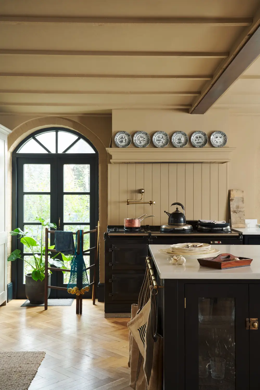 A Grand deVOL Shaker Kitchen in a Late 19th-Century Home 4 grand-kitchen-devol-shaker-cabinets-19th-century-house-england-nordroom