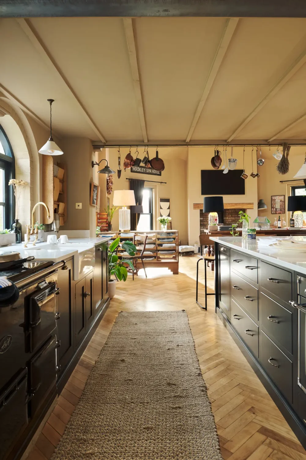 A Grand deVOL Shaker Kitchen in a Late 19th-Century Home 6 grand-kitchen-devol-shaker-cabinets-19th-century-house-england-nordroom