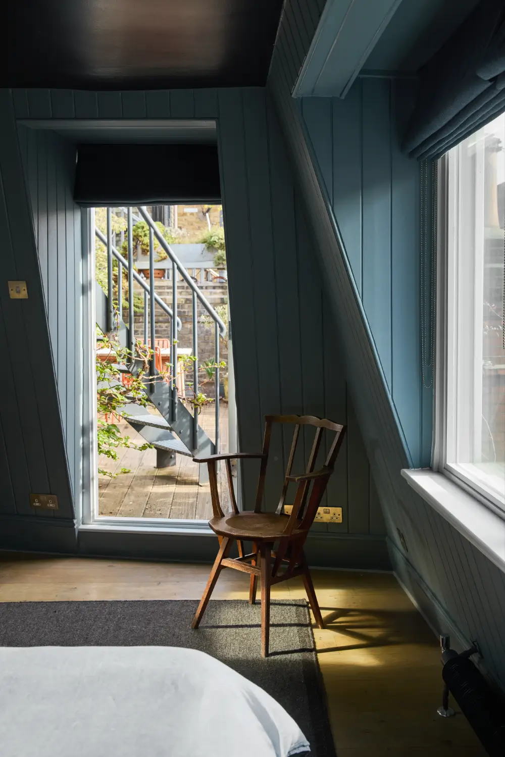 A Light, Art-Filled Soho Apartment with a Private Rooftop Terrace 14 light-art-filled-soho-apartment-rooftop-garden