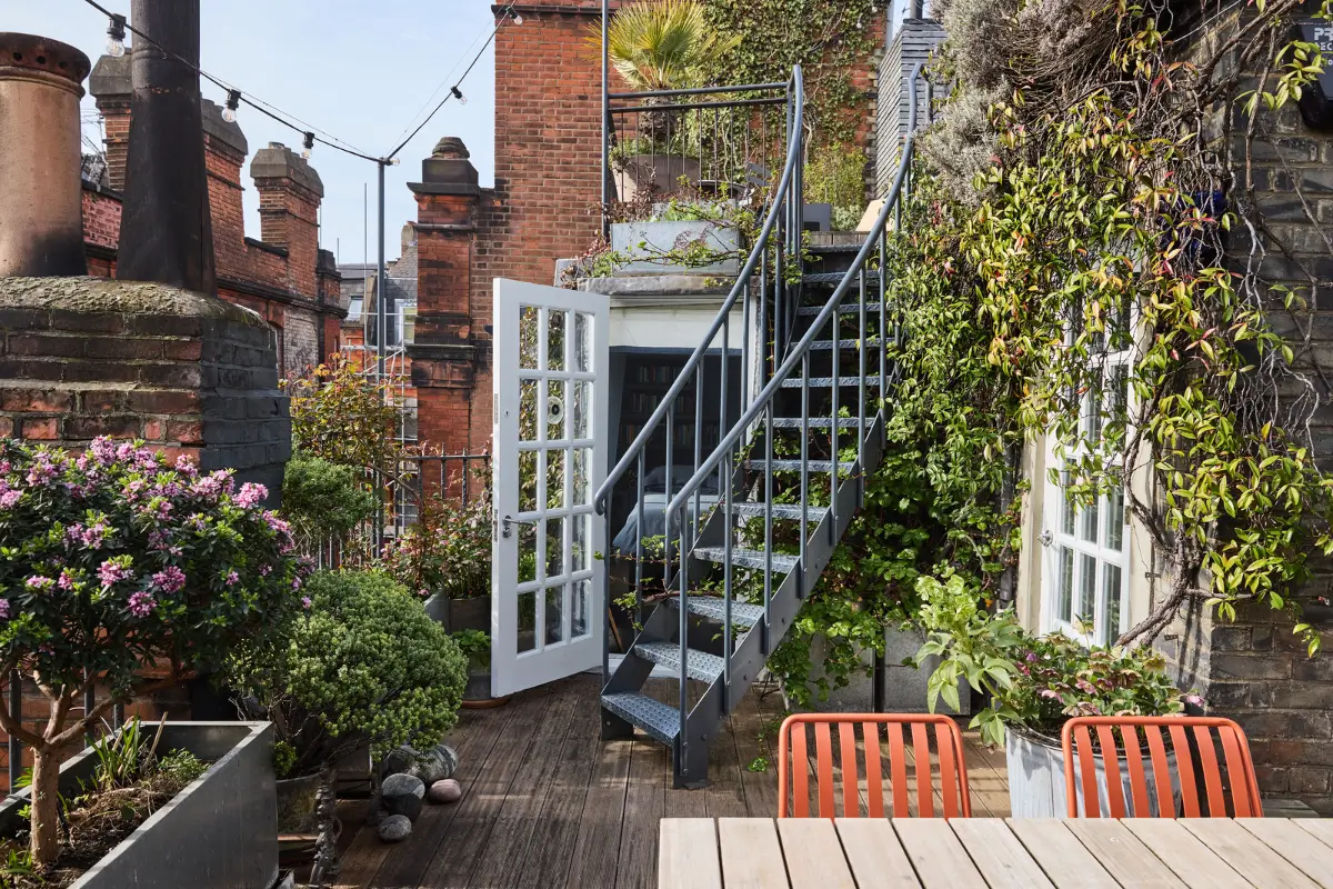 A Light, Art-Filled Soho Apartment with a Private Rooftop Terrace 23 light-art-filled-soho-apartment-rooftop-garden