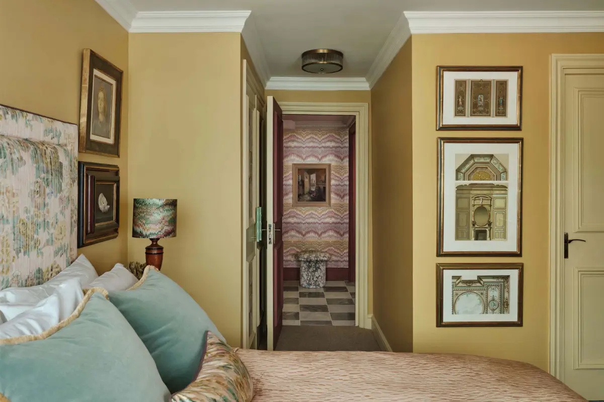 Color, Patterns, and Classic Elements in a Maximalist London Apartment 9 maximalist london apartment bold colors patterns13 Color, Patterns, and Classic Elements in a Maximalist London Apartment