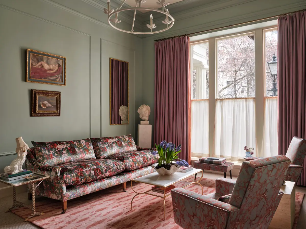 Color, Patterns, and Classic Elements in a Maximalist London Apartment 2 maximalist-london-apartment-bold-colors-patterns
