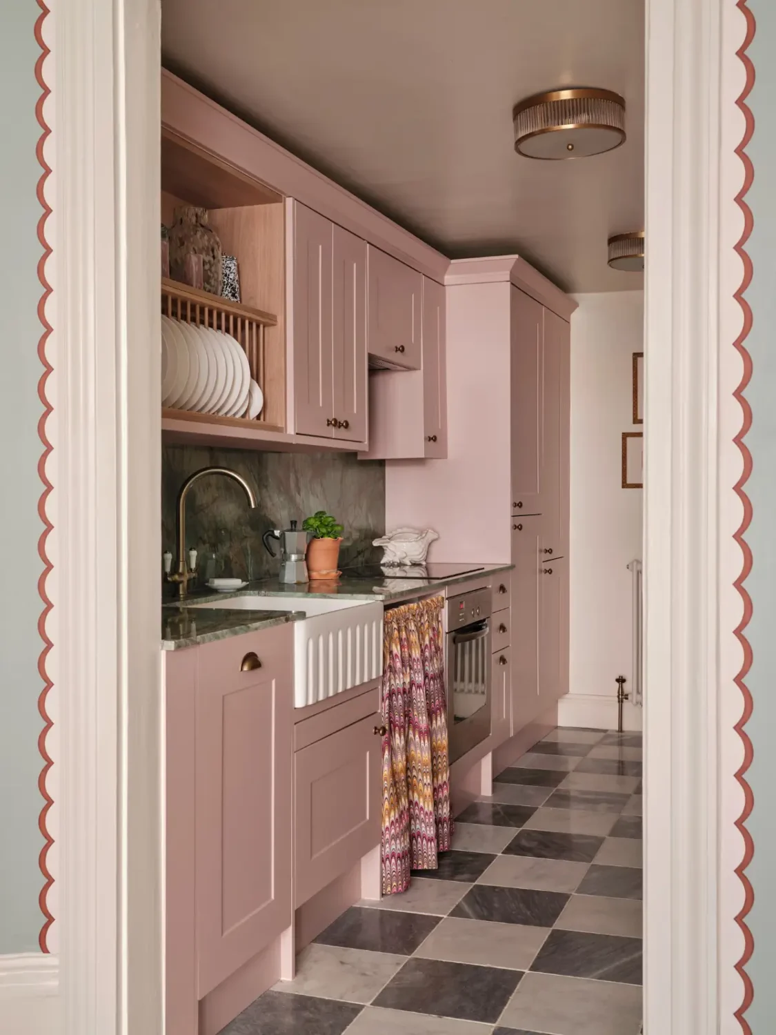Color, Patterns, and Classic Elements in a Maximalist London Apartment 4 maximalist-london-apartment-bold-colors-patterns