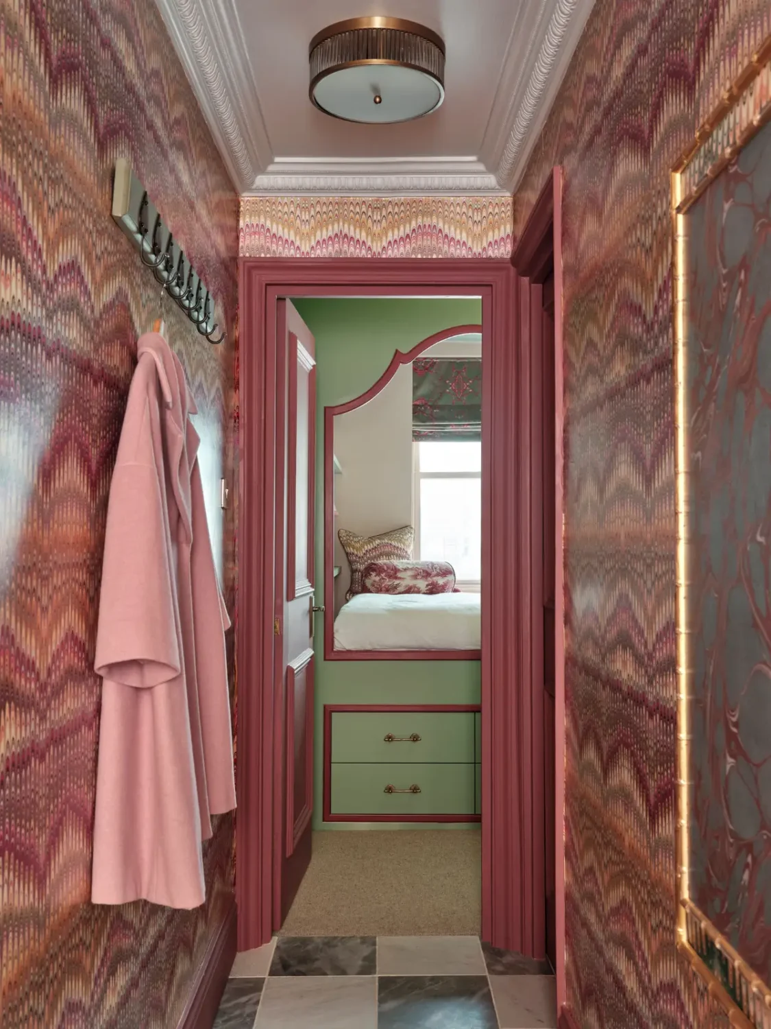 Color, Patterns, and Classic Elements in a Maximalist London Apartment 11 maximalist-london-apartment-bold-colors-patterns