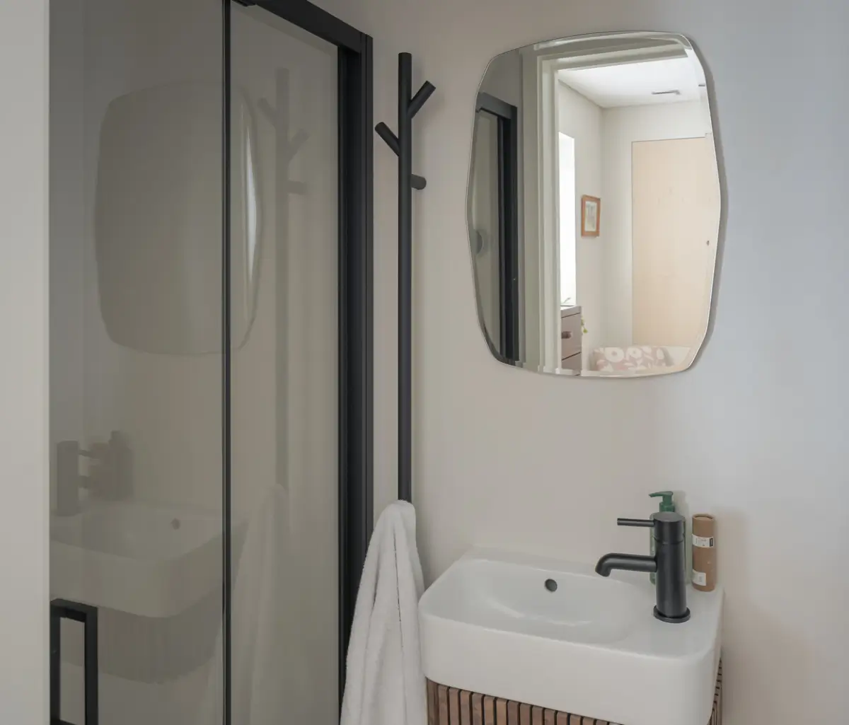 A Modern Cottage with Pink Plaster Walls and a Central Courtyard Garden 14 modern-three-bedroom-cottage-cornwall-nordroom