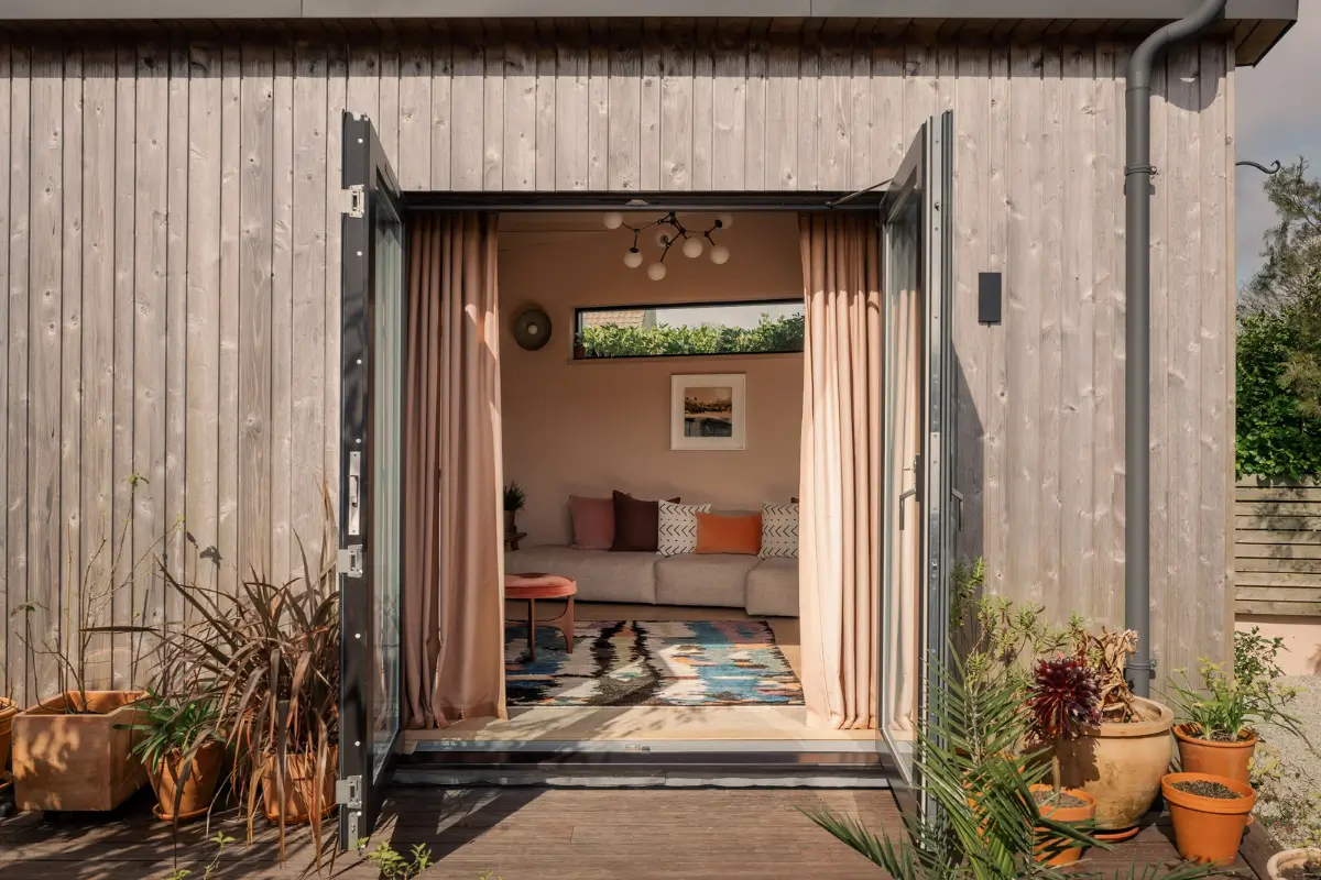 A Modern Cottage with Pink Plaster Walls and a Central Courtyard Garden 8 modern-three-bedroom-cottage-cornwall-nordroom