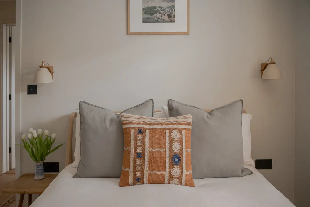 A Modern Cottage with Pink Plaster Walls and a Central Courtyard Garden 17 modern-three-bedroom-cottage-cornwall-nordroom