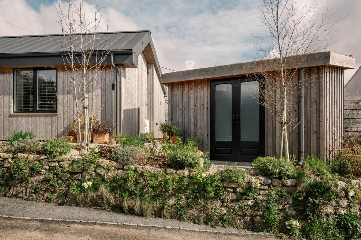 A Modern Cottage with Pink Plaster Walls and a Central Courtyard Garden 23 modern-three-bedroom-cottage-cornwall-nordroom