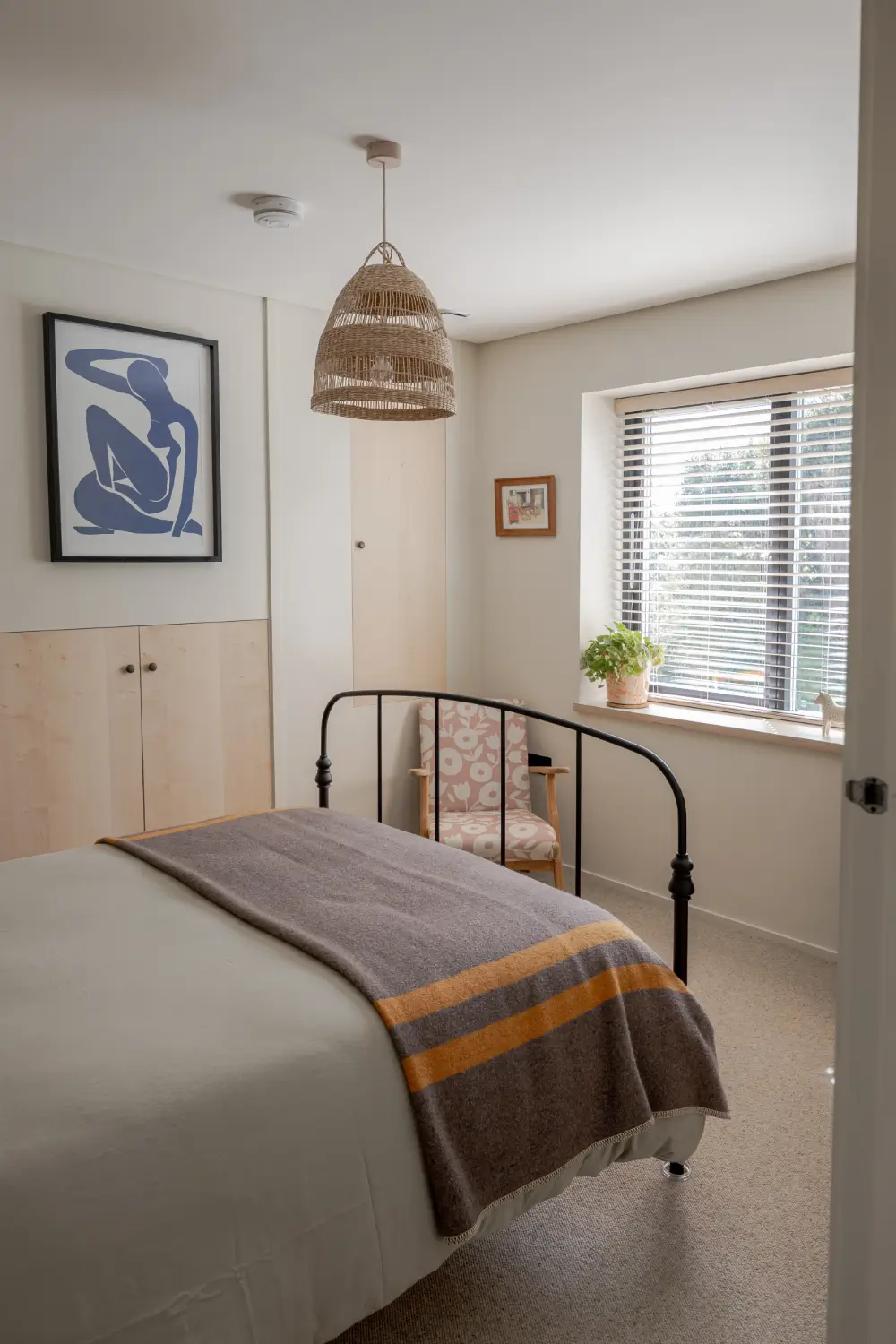 A Modern Cottage with Pink Plaster Walls and a Central Courtyard Garden 12 modern-three-bedroom-cottage-cornwall-nordroom