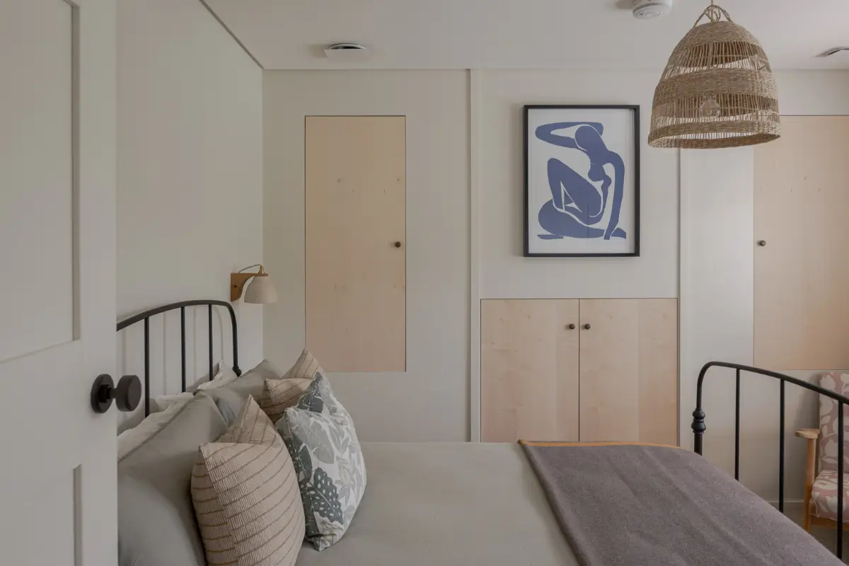 A Modern Cottage with Pink Plaster Walls and a Central Courtyard Garden 11 modern-three-bedroom-cottage-cornwall-nordroom