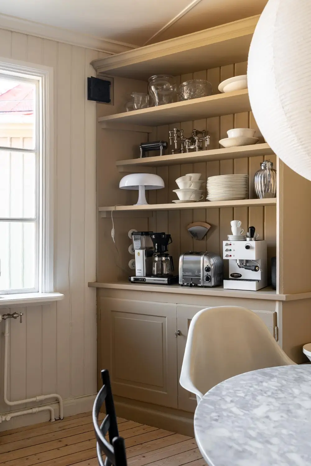 A Serene Palette and a Lovely Custom-Built Kitchen in a Gothenburg Apartment 5 natural-materials-serene-colors-gothenburg-apartment-nordroom