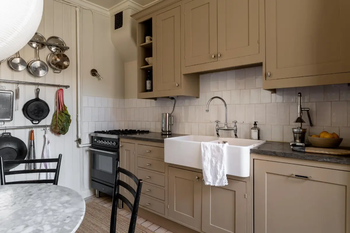 A Serene Palette and a Lovely Custom-Built Kitchen in a Gothenburg Apartment 6 natural-materials-serene-colors-gothenburg-apartment-nordroom