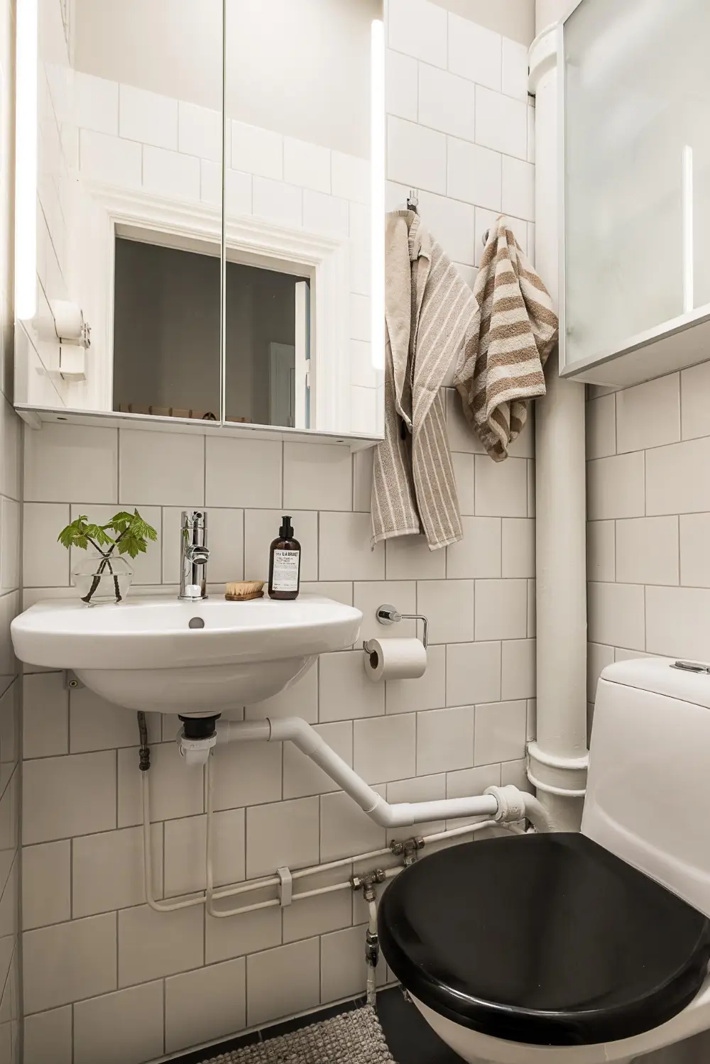 A Green Kitchen, Period Elements, and Jotun Colors in a Small Corner Apartment 24 renovated-late-19th-century-corner-apartment-gothenburg-nordroom