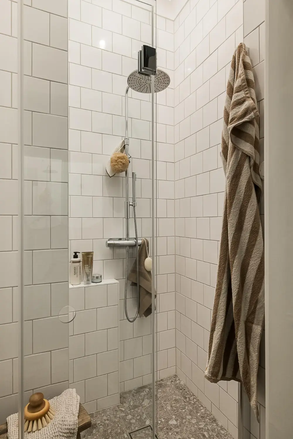 A Green Kitchen, Period Elements, and Jotun Colors in a Small Corner Apartment 23 renovated-late-19th-century-corner-apartment-gothenburg-nordroom