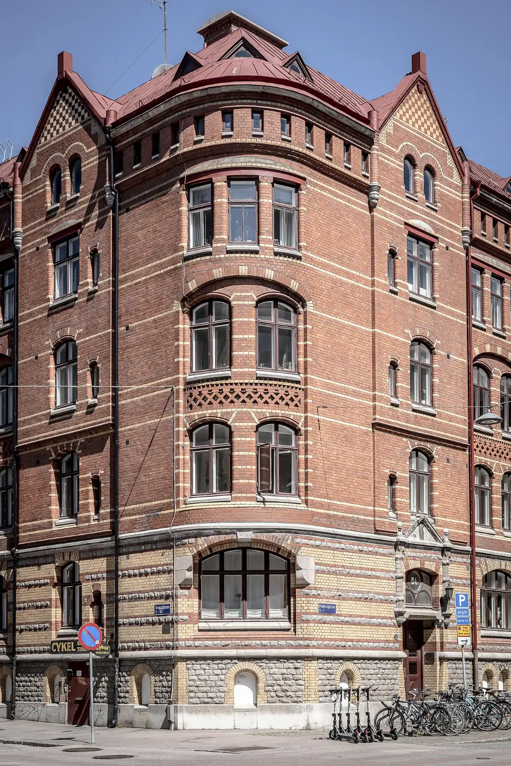 A Green Kitchen, Period Elements, and Jotun Colors in a Small Corner Apartment 26 renovated-late-19th-century-corner-apartment-gothenburg-nordroom