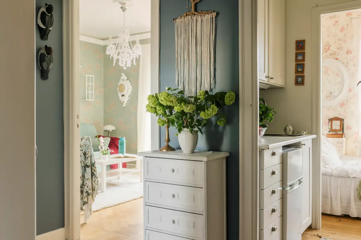 A Romantic Small Apartment with Floral Wallpaper and 1930s Features 11 small-romantic-1930s-apartment-stockholm-nordroom