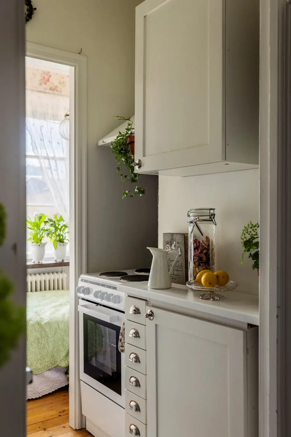 A Romantic Small Apartment with Floral Wallpaper and 1930s Features 16 small-romantic-1930s-apartment-stockholm-nordroom