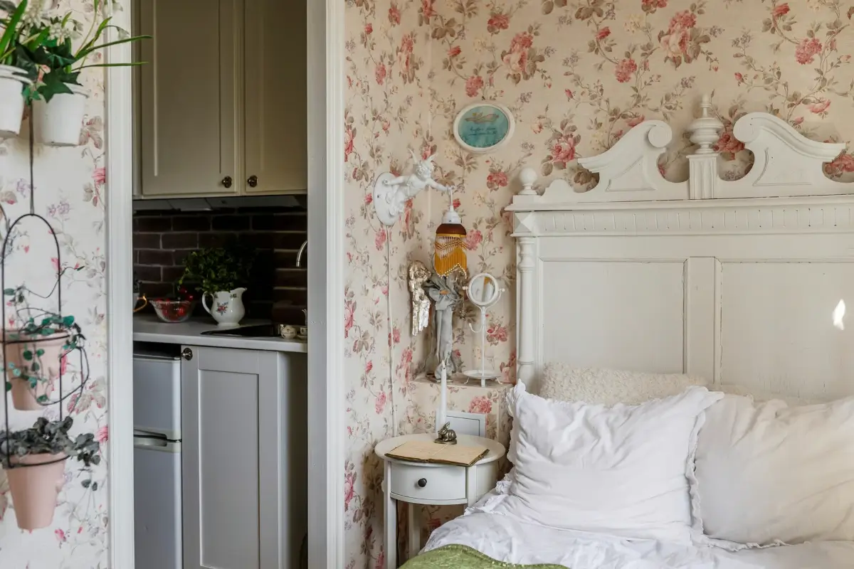 A Romantic Small Apartment with Floral Wallpaper and 1930s Features 18 small-romantic-1930s-apartment-stockholm-nordroom