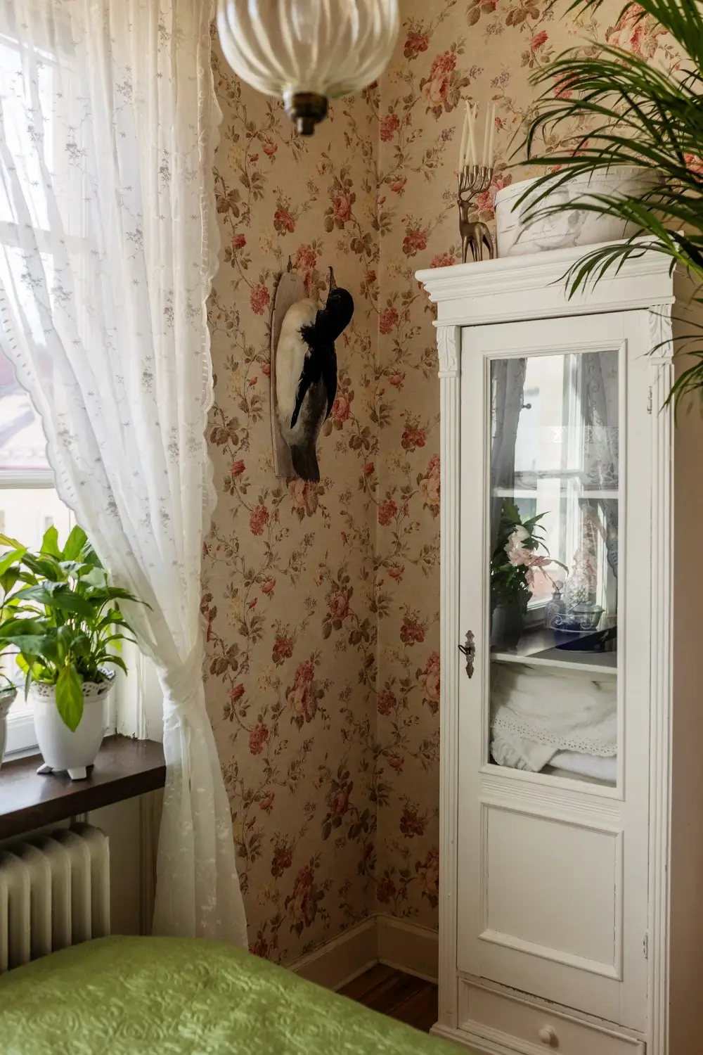 A Romantic Small Apartment with Floral Wallpaper and 1930s Features 21 small-romantic-1930s-apartment-stockholm-nordroom