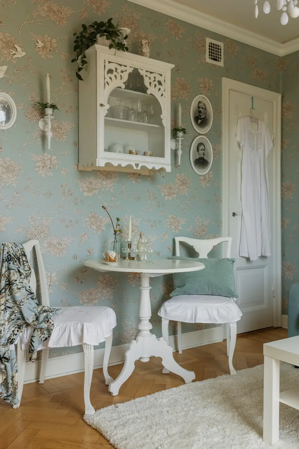 A Romantic Small Apartment with Floral Wallpaper and 1930s Features 8 small-romantic-1930s-apartment-stockholm-nordroom