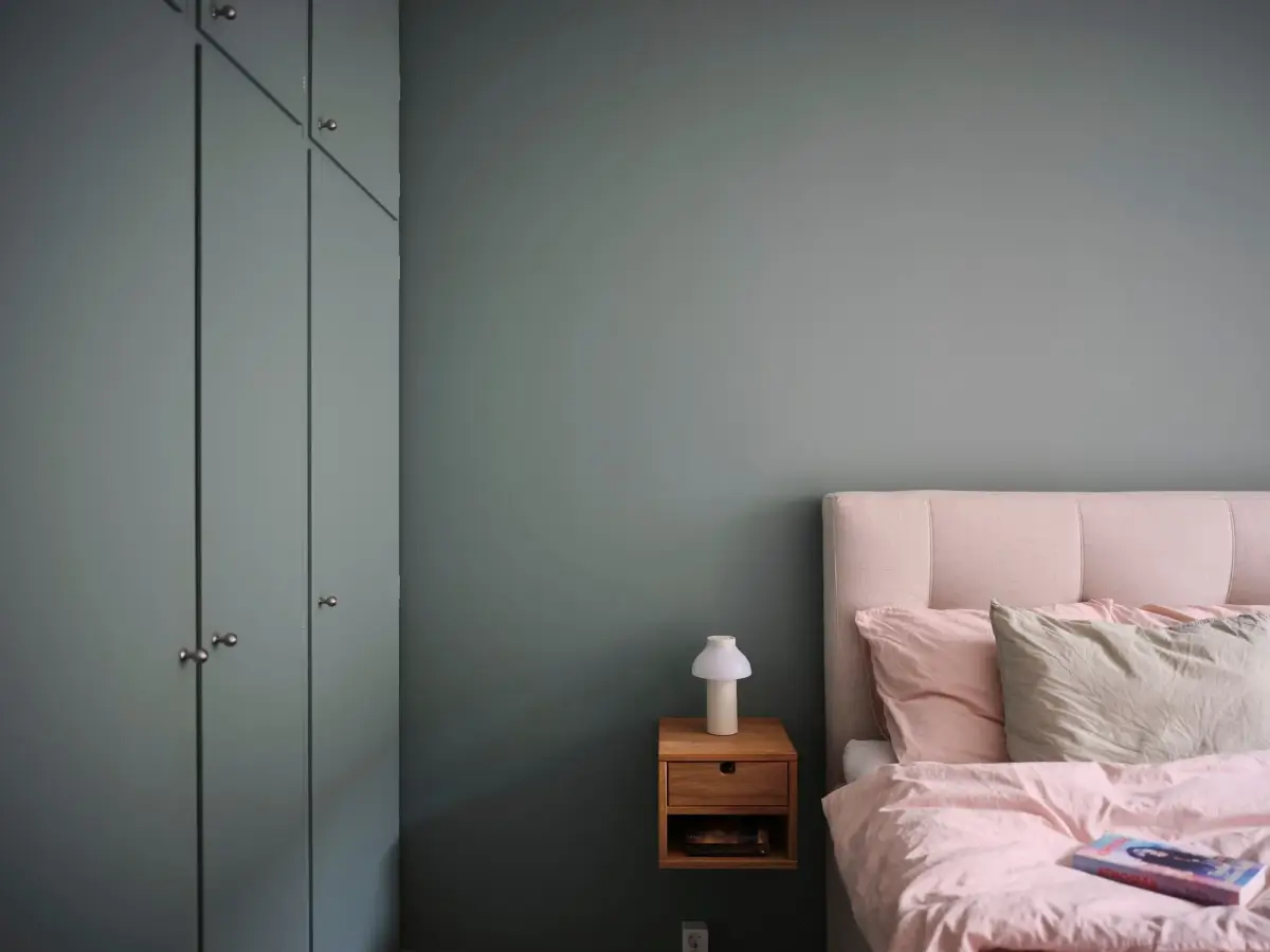 A Light 1940s Apartment with a Blue and Pink Kitchen 16 stockholm-apartment-pink-blue-kitchen-nordroom