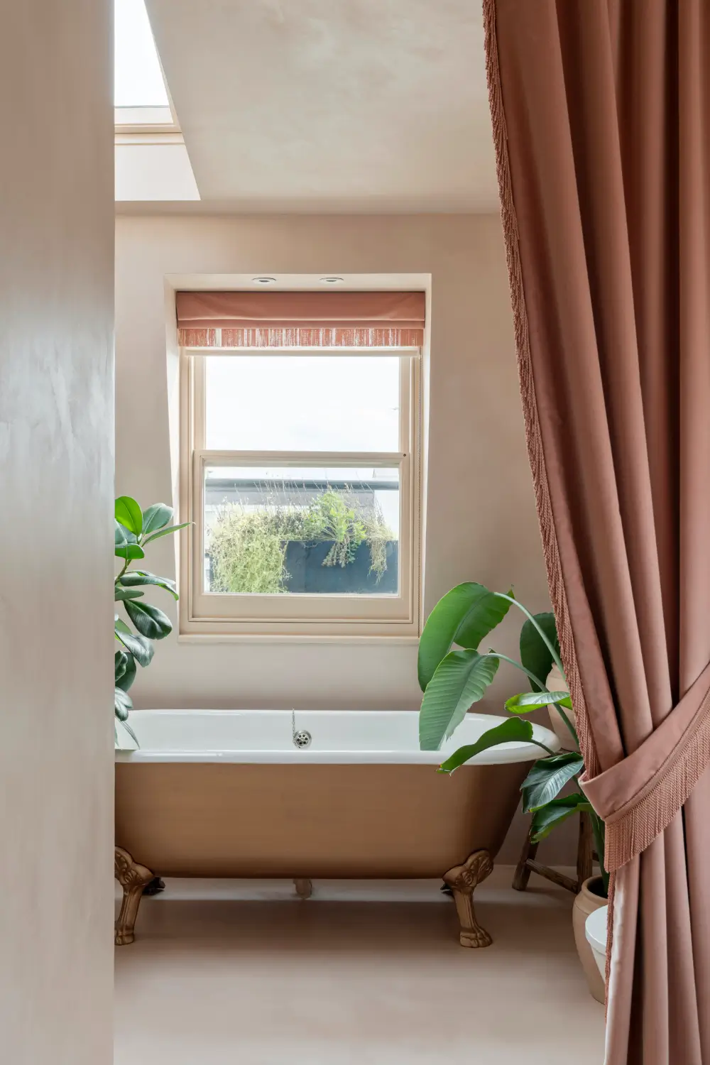 Moroccan-Inspired Designs in a Warm London Apartment 15 terracotta-hues-moroccan-influences-london-triplex