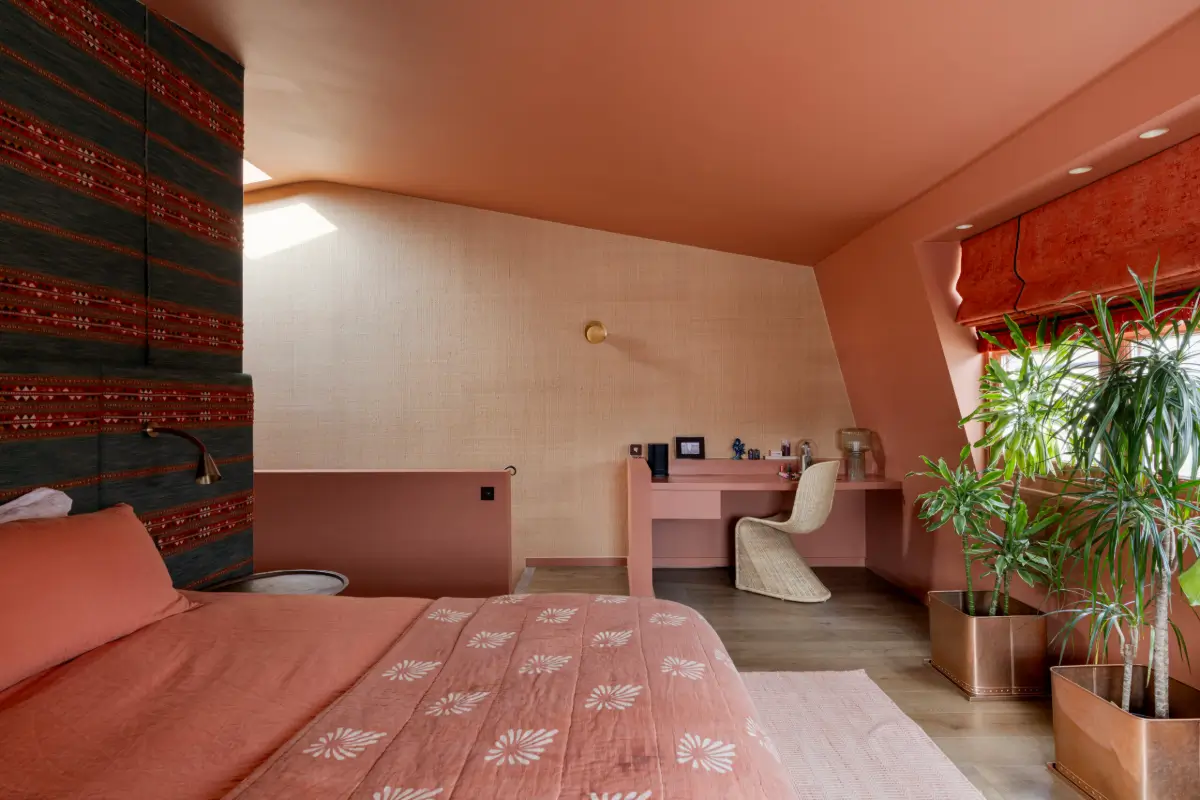 Moroccan-Inspired Designs in a Warm London Apartment 14 terracotta-hues-moroccan-influences-london-triplex