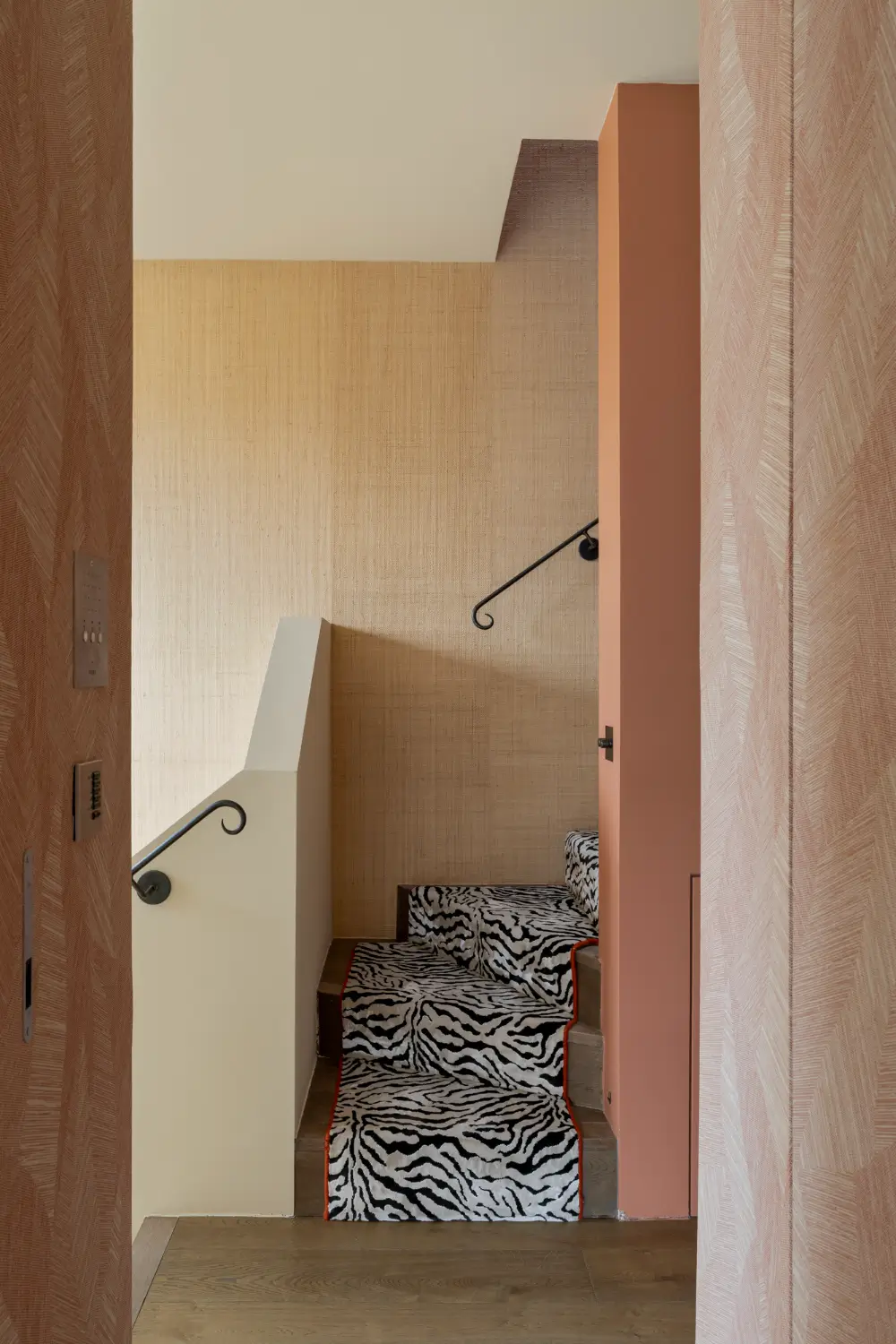 Moroccan-Inspired Designs in a Warm London Apartment 12 terracotta-hues-moroccan-influences-london-triplex
