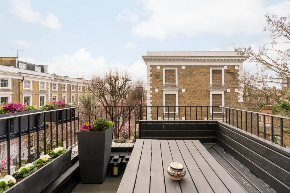 Moroccan-Inspired Designs in a Warm London Apartment 11 terracotta-hues-moroccan-influences-london-triplex