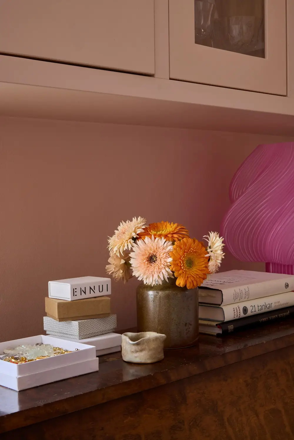 A Tiny Pink Stockholm Studio Apartment with Plenty of Storage 7 tiny-pink-studio-apartment-stockholm-nordroom