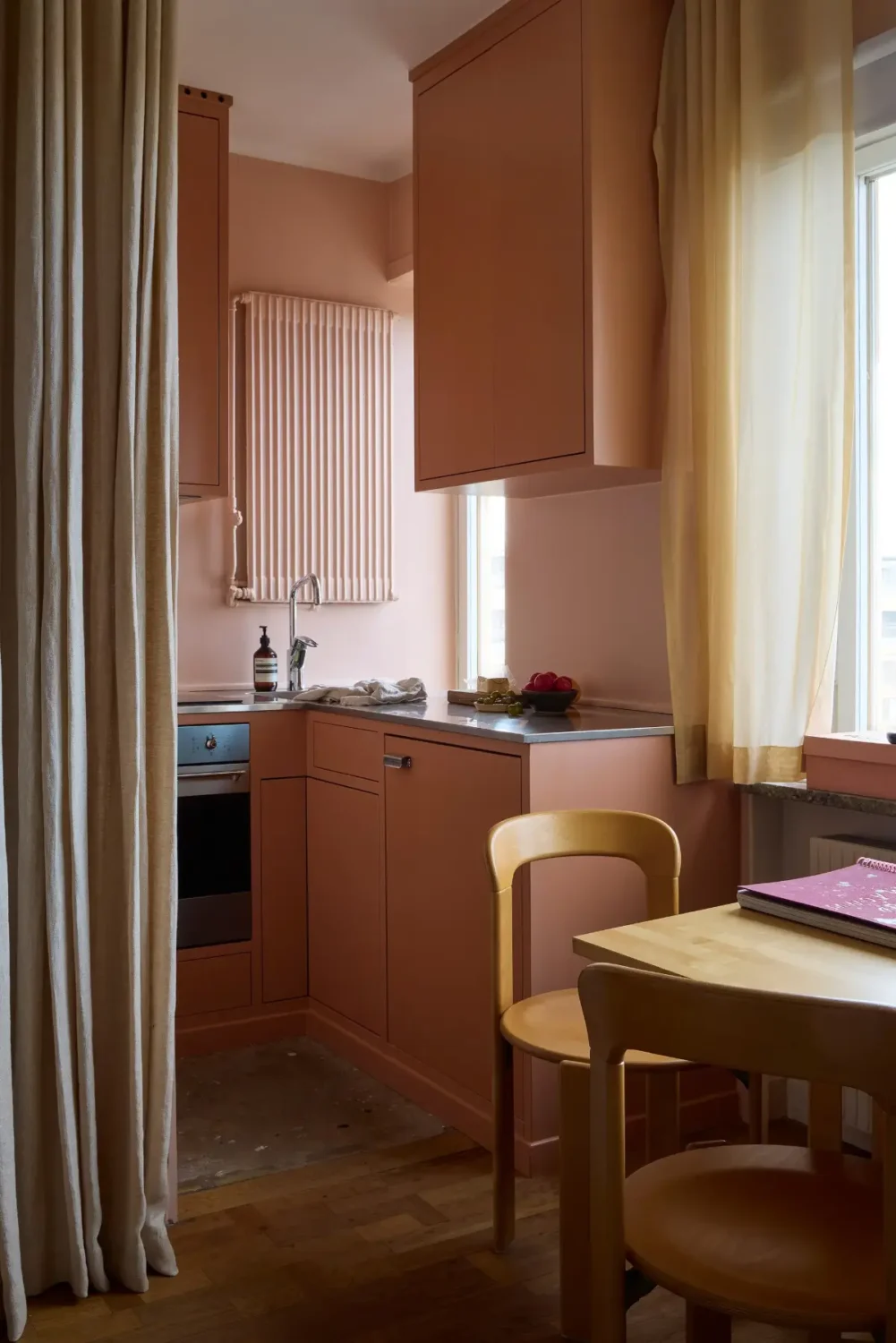 A Tiny Pink Stockholm Studio Apartment with Plenty of Storage 1 tiny-pink-studio-apartment-stockholm-nordroom