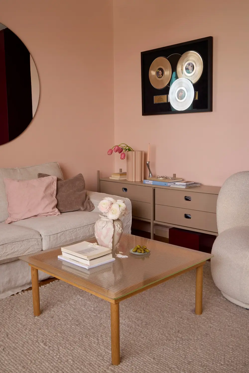 A Tiny Pink Stockholm Studio Apartment with Plenty of Storage 5 tiny-pink-studio-apartment-stockholm-nordroom