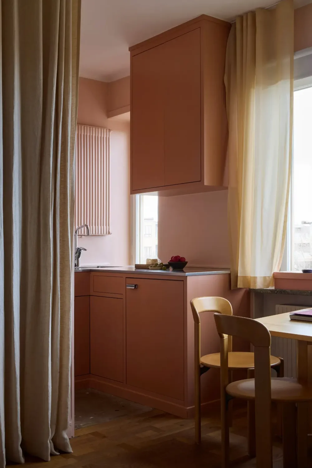 A Tiny Pink Stockholm Studio Apartment with Plenty of Storage 10 tiny-pink-studio-apartment-stockholm-nordroom