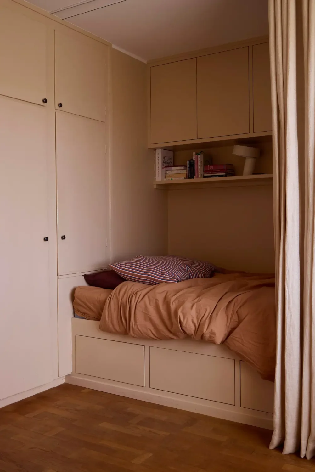 A Tiny Pink Stockholm Studio Apartment with Plenty of Storage 12 tiny-pink-studio-apartment-stockholm-nordroom