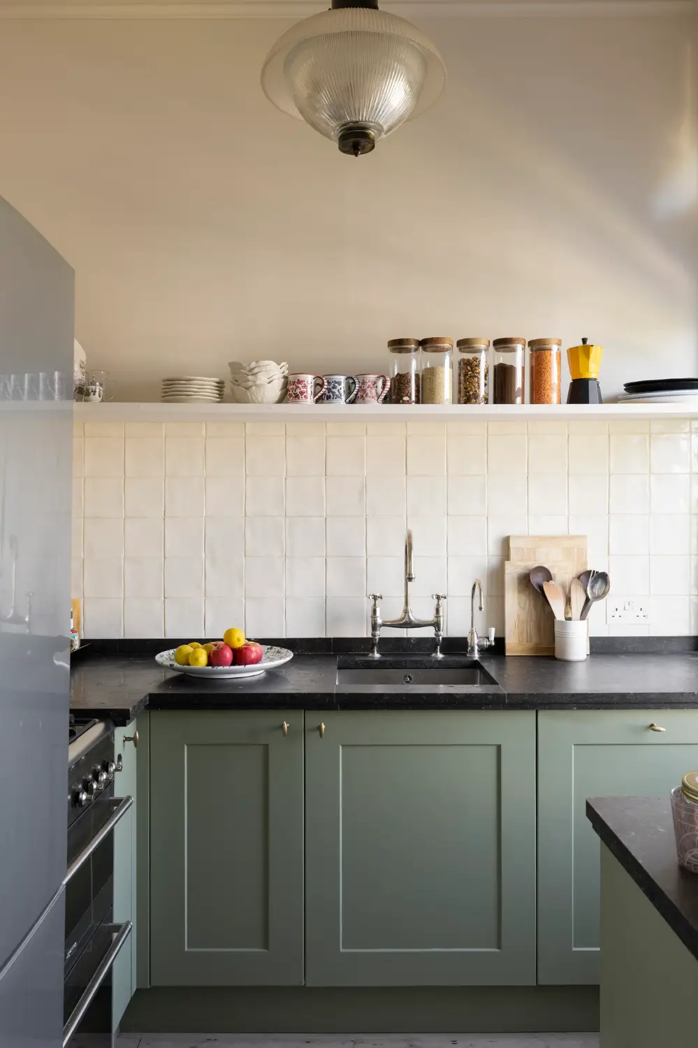 An Elegant and Serene Two-Bedroom Apartment in Notting Hill 5 two-bedroom-apartment-london