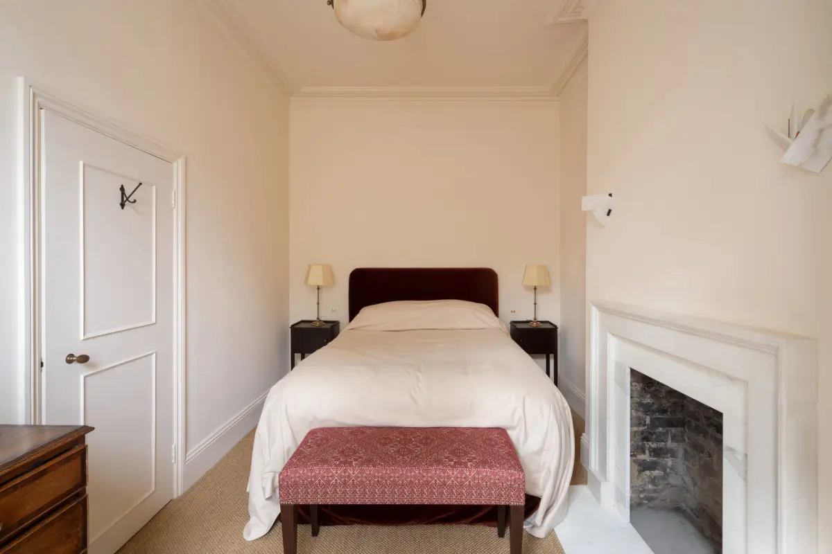 An Elegant and Serene Two-Bedroom Apartment in Notting Hill 6 two-bedroom-apartment-london