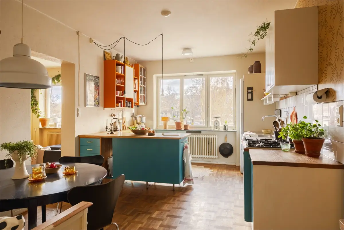 Vibrant Colors in a Spacious 1940s Apartment in Stockholm 10 vibrant-colors-midcentury-apartment-stockholm-nordroom
